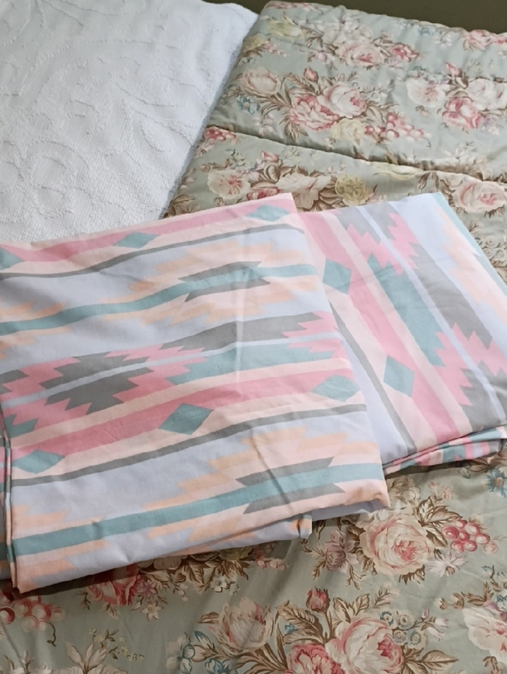 Vintage Lady pepperell Pastel Aztec Print Bed Sheets - Pink, Mint & Gray
